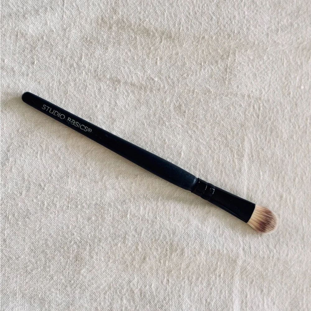 STUDIO BASICS Concealer Makeup Brush